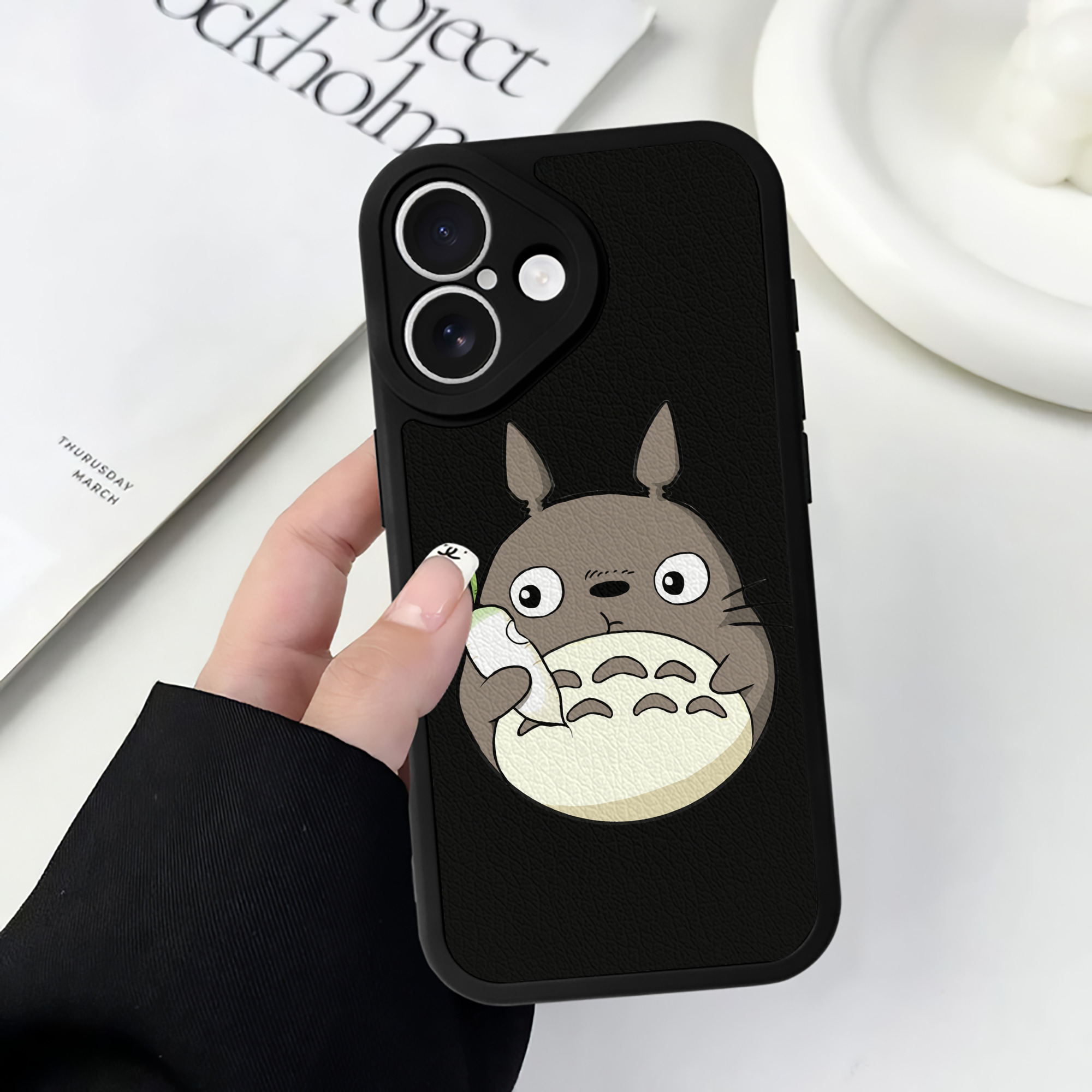 （画像用） となりのトトロ 草壁メイ 草壁サツキ My Neighbor Totoro Satsuki Kusakabe Mei Kusakabe 【iPhone 16シリーズ対応】シリコンスマホケース（レザー調） 材質：シリコン